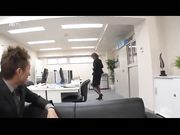 午休时间趁公司没人 操了公司漂亮的女秘书