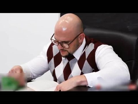 几个极品美女学妹上课时勾引光头教授研究美屄