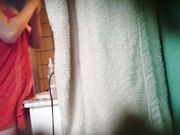 激情偷拍一起合租的清純妹子沐浴搽逼 貌似刮毛了