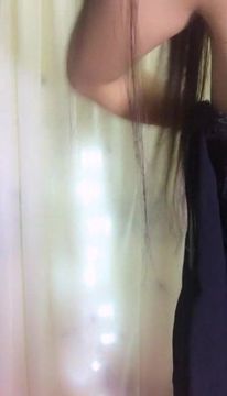 很骚的主播妹子还挺讲究卫生带着套手指扣逼喷水再用道具自慰大秀 声音嗲嗲的