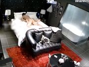 酒店偷拍长发大学美女和猛男男友开房 被操痛不让干了 男友追到洗手间继续操