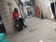 胖哥路过城中村偶遇坐在电动车上等客的漂亮妹子100块有找双视角拍摄