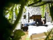 精品宾馆偷拍活泼开朗的牛仔裤美女被男友带到房间后不好意思磨叽半天才脱衣服 操爽后主动女上位迎合