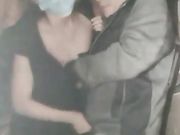 为了礼物太拼了年轻主播不挑食户外与两个很饥渴的大叔玩3P大叔很着急要插啊不停说快点快点对白非常精彩