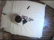 气质美少妇提前开好房间等情人来私会 男的刚进屋就掏出一把套套上去就开操