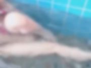 性感漂亮的美女秘书和公司领导渡假村豪华套房泡温泉时被故意挑逗要求啪啪,从浴池一直操到天台,差点被人看见!