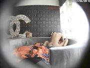 主题酒店偷拍隔壁财经大学高颜值长发纹身美女和新男友啪啪,刚开始还装纯说：你怎么进去的,操的嗷嗷叫!看内裤就是个