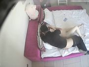 四眼屌丝男艳福不浅极品身材白嫩女友被调教非常淫荡裤子半脱强行后入连干2炮用手暴力抠逼干的妹子求饶哭腔叫爸爸