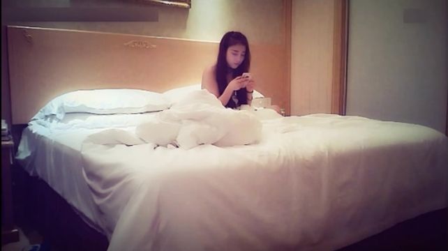 水灵漂亮的混血大一钢琴女神 身材修长 鲜嫩可口 清纯的都不忍心操她了