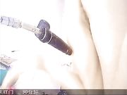 雨露瑶瑶这小骚妮子很会玩 肛塞炮击扩音器 特写展示骚逼玩拳交 这个逼真大