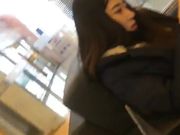 餐厅搭讪个正在玩手机的长发性感学院派妹子带回家啪啪