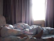 约炮影视剧组内实习妹子按在床边爆操啊啊淫声不断没经同意直接内射了