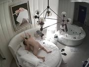 清纯漂亮的大学短裙美女酒店被强壮中年大叔一炮干了30分钟直接操到高潮后满足的趴在床上任由他继续摆布