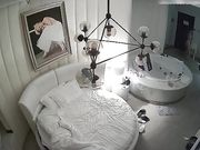 清纯漂亮的大学短裙美女酒店被强壮中年大叔一炮干了30分钟直接操到高潮后满足的趴在床上任由他继续摆布