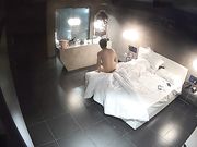 商务酒店豪华房偷拍中年男和情人开房浴室干完床上搞插嘴都射不出要用手撸