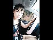 豪放姐自驾约炮中年粉丝到路边瓜棚野战玩着正爽瓜棚的看护回来了粉丝立马溜人了