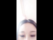 露脸黑丝情趣诱惑 精心修剪的逼毛对着镜子抽插 高潮喷尿水很足