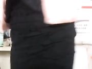 在某通公司业务代办点上班好骚的妹子在办公室露奶脱裤自摸摸出淫水