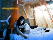 超漂亮的低胸连衣裙美女刚进房间就被按在床上操了一次,洗完澡后继续干