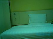 佛爷美容院老板娘第7部,各种道具出动,连续高潮8次,说:快被你榨干了,大鸡巴顶到肺了,我是骚货,骚货!