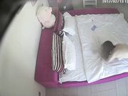 猥琐男调教性感漂亮女友喊爸爸,女不同意被男的用手暴力扣插到高潮