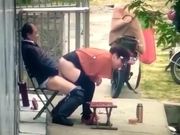 保安翻看监控农家小院大爷和姘头大白天在门前老汉推车一边看一边调侃