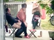 保安翻看监控农家小院大爷和姘头大白天在门前老汉推车一边看一边调侃