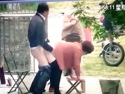 保安翻看监控农家小院大爷和姘头大白天在门前老汉推车一边看一边调侃