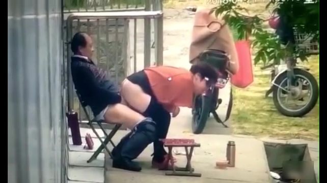 保安翻看监控农家小院大爷和姘头大白天在门前老汉推车一边看一边调侃