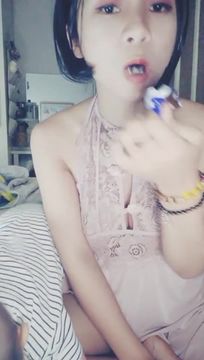 短发妈妈自慰大秀 孩子在旁边玩耍 还很小不懂事 插了好多淫水