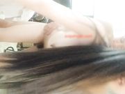 高颜值白嫩性感的大长腿美女酒店被小情人强插进去说：走开,我不想要,不要.操了一会爽的自己下床和男的站着干!