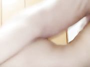 文艺气质范的美女主播为了收益要直播和男友啪啪,男友不同意妹子只能用特殊道具干他,最后被按在床上猛操!