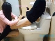 爱慕嫂子许久趁着哥哥出差约操风骚素雅小嫂子卫生间互舔边拍边搞坐在马桶上啪啪啪