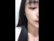 高颜值美女主播漫漫露脸带你探索逼里的秘密，单指扣逼特写淫水很多，表情骚浪舔淫水，淫声浪语不断