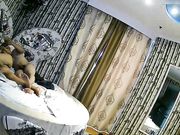 欧式风主题房平头大哥与白色连衣裙妹子开房啪啪啪姑娘有点矜持不脱裙子直接脱掉内裤被爆操表情享受女上猛摇