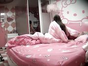 特色酒店偷拍外表端庄漂亮的美女和胖男操逼真激烈,男的干累了女的就舔他蛋蛋和鸡鸡接着操,女的还用手机自拍