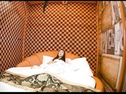 主题情趣约炮房外表清纯白嫩大学生妹子与男友开房啪啪啪干之前妹子还研究了一下性爱设备