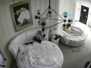 豪华浴缸房中年胖男约大学美女啪啪,有点爱不释手床上操完又到浴缸干