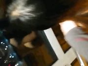 空虚富姐酒店开房洗澡勾引来送酒的服务生窗前看着夜景啪啪