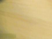 牛人潜入商场隔板女厕侧拍黑丝美眉阴唇有很多分泌物