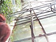 真大胆四眼仔和漂亮空姐制服美女大白天在绿化带广告牌后面啪啪口爆吞精