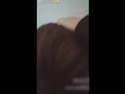 深夜尾行美女在楼梯间里性侵了她