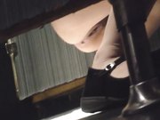 怪盗大神暗藏某商场女卫生间隔间偷拍来方便的各种妹子形态各异拍脸又拍下面发现个一线天馒头逼