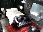 酒店偷拍小伙把身材修长大学女友干的狂叫,听声音都操都哭了,追到卫生间继续干