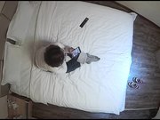 气质美少妇开好房间等情人来私会男的刚进屋就掏出一把套套上去就开操