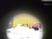 小旅馆偷拍淫骚少妇带着哺乳期儿子和胖哥偷情胖哥一边干一边手机自拍