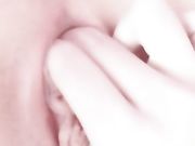 大一水灵嫩妹女仆装在镜头前抚摸她的蝴蝶粉穴