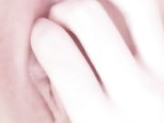 大一水灵嫩妹女仆装在镜头前抚摸她的蝴蝶粉穴