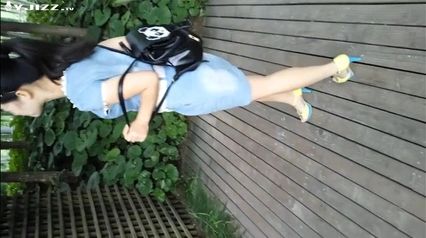 带着师妹景区玩露逼自插到喷水