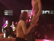 大舞台公开3P骚妇